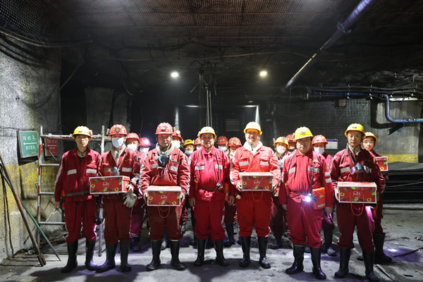 曹家灘礦業(yè)公司領(lǐng)導蒞臨陜煤建設(shè)機電安裝公司項目部檢查慰問