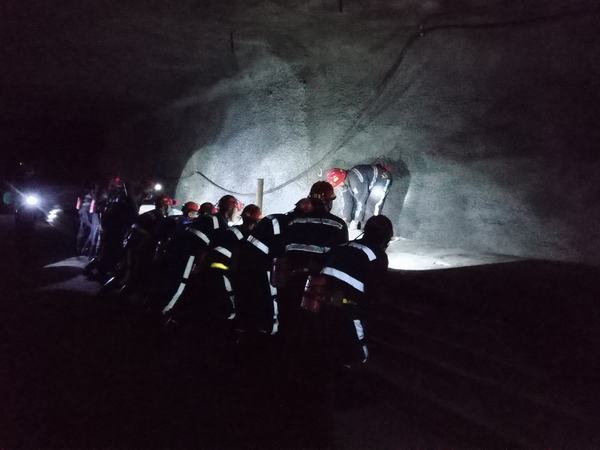 陜煤建設韓城分公司提前完成張家峁4-2煤大巷帶式輸送機膠帶更換工程