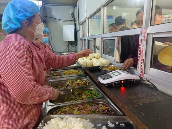 陜煤建設(shè)礦建二公司王峰項(xiàng)目部：加強(qiáng)食堂管理 可口飯菜熱騰騰