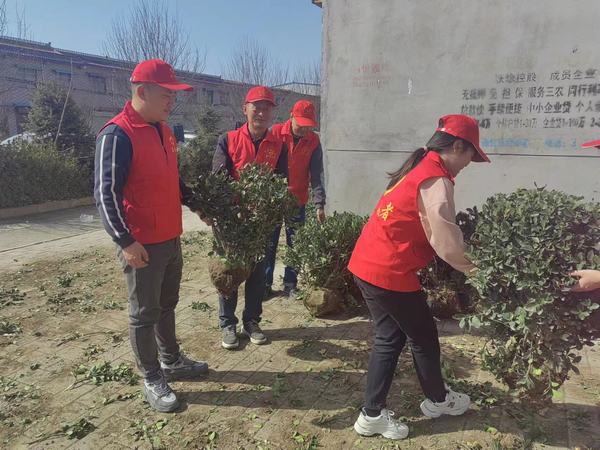 陜煤建設澄合分公司植樹節里那一抹耀眼的“志愿紅”