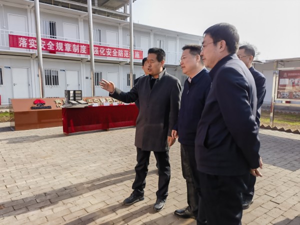 延安市市長嚴漢平蒞臨陜煤建設咸陽分公司黃陵年產40萬立方煤矸石制陶粒項目調研指導