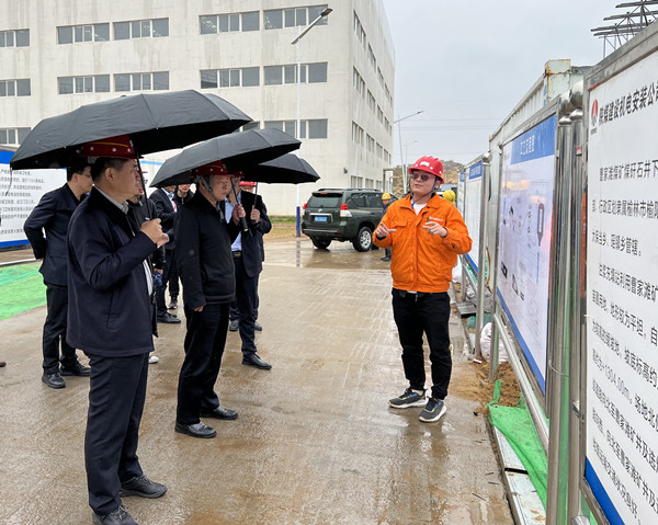 榆林市副市長王華勝蒞臨陜煤建設機電安裝公司施工現場進行環保調研