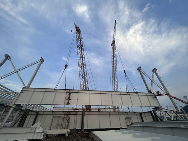 “鋼鐵巨獸”騰空而起 超重吊裝穩如泰山