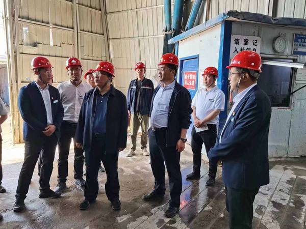 陜煤股份有限公司常務副總經理李孝波、彬長礦業有限公司總經理焦小年蒞臨陜煤建設礦建二公司第一項目部檢查指導工作