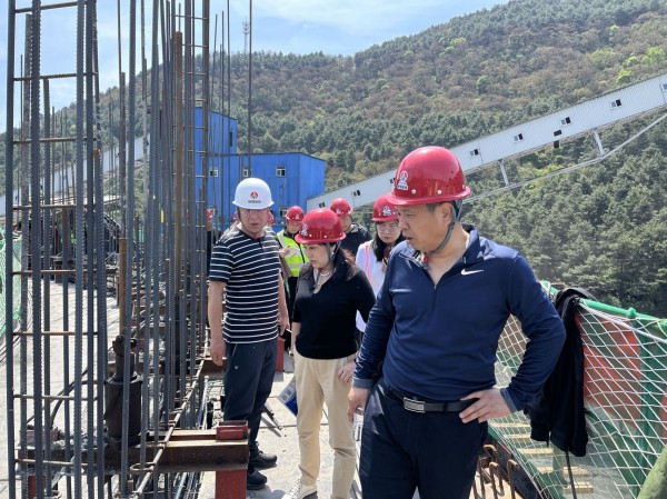 煤炭工業邯鄲工程造價管理站站長叢樹茂一行蒞臨陜煤建設咸陽分公司雙龍項目部實地調研