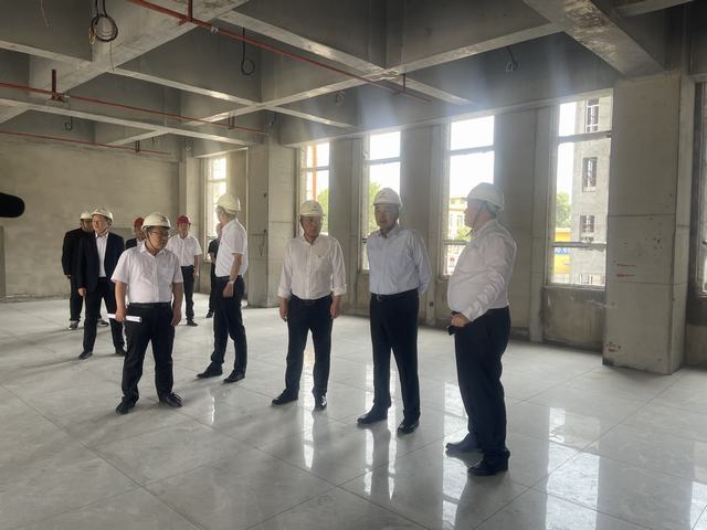 陜西陜煤韓城礦業有限公司黨委書記、董事長張維新蒞臨陜煤建設韓城分公司下峪口煤礦調度指揮綜合辦公樓工程檢查指導工作