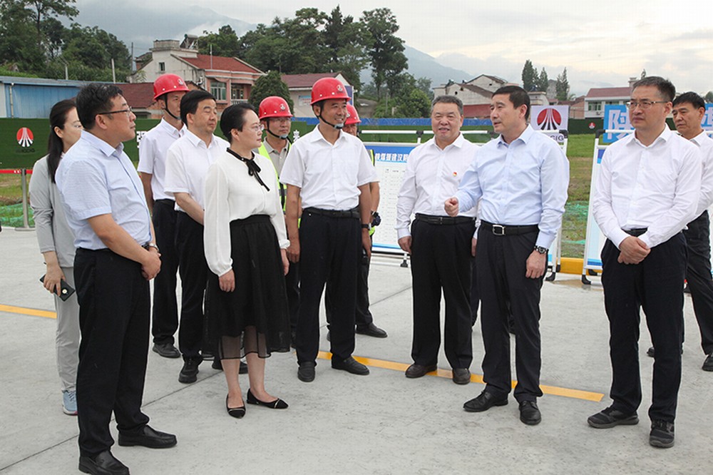 陜煤集團(tuán)黨委書記、董事長張文琪視察建設(shè)集團(tuán)承建的漢陰縣實(shí)驗中學(xué)項目