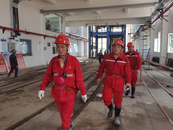 王明智、楊讓順深入陜煤建設(shè)礦建二公司王峰項目部檢查指導(dǎo)工作