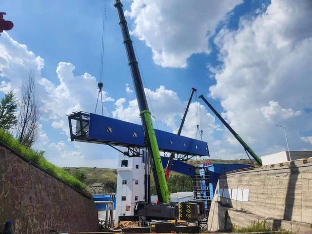 陜煤建設韓城分公司承建的煤矸石注漿充填綜合治理項目轉(zhuǎn)載點至制漿車間2#棧橋順利完成吊裝