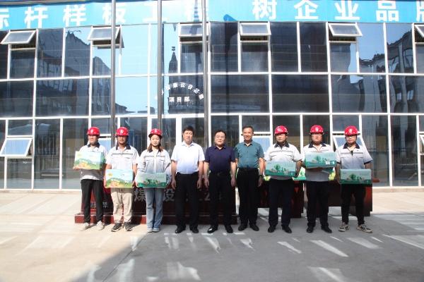 王明智深入重點(diǎn)項(xiàng)目開展“送清涼”慰問活動