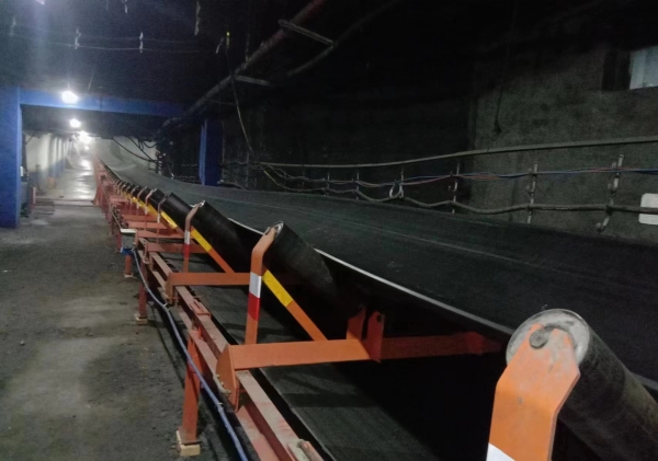 陜煤建設(shè)機(jī)電安裝公司神府項目部順槽膠帶機(jī)順利試運轉(zhuǎn)