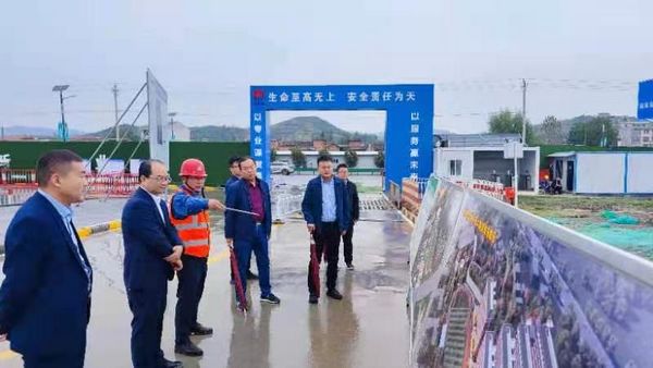 陜煤集團(tuán)紀(jì)檢監(jiān)察三室主任楊勝利、鄉(xiāng)村振興辦副主任楊偉一行到陜煤建設(shè)天工公司承建的漢陰實驗中學(xué)項目檢查指導(dǎo)工作