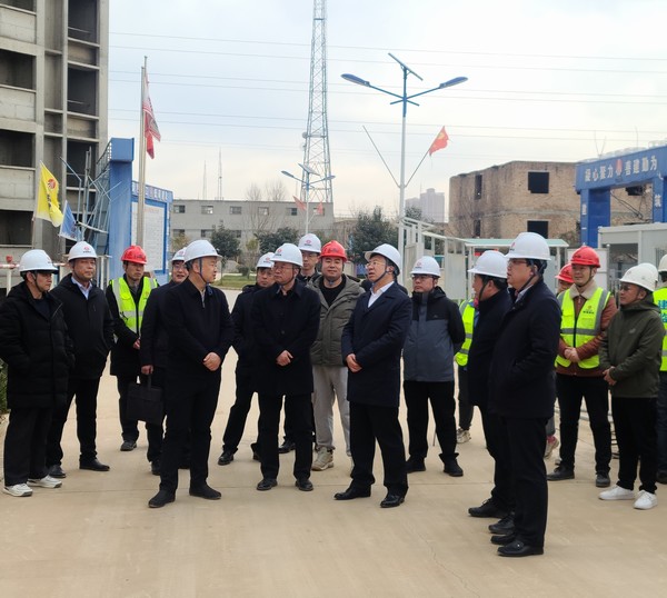 銅川礦業有限公司黨委書記、董事長路根奎一行蒞臨陜煤建設銅煤公司承建的銅煤三號居住區檢查指導工作