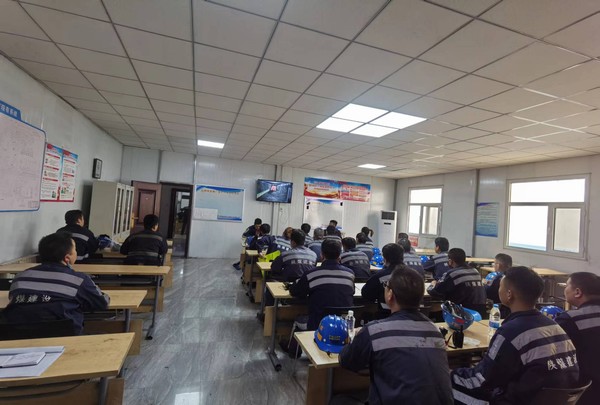 陜煤建設(shè)洗選煤運(yùn)營(yíng)公司紅柳林洗煤廠項(xiàng)目部： 一防一止降險(xiǎn)  一守一護(hù)保安