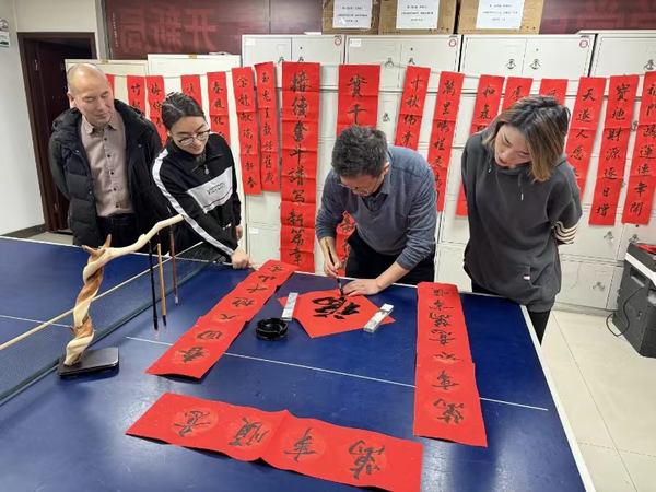 陜煤建設(shè)礦建二公司開(kāi)展“翰墨飄香 迎新春 寫(xiě)春聯(lián) 送祝?！被顒?dòng)