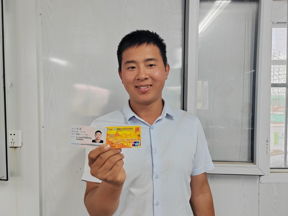 陜煤建設天工公司新疆第一項目部為農民工實名辦卡 讓農民工“薪”有所屬