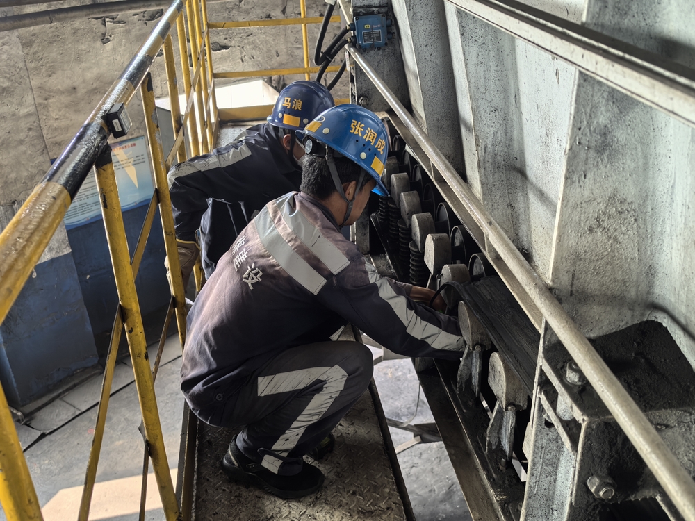 陜煤建設洗選煤運營公司紅柳林洗煤廠項目部： 群策群力 打贏771給煤機“換帶”攻堅戰