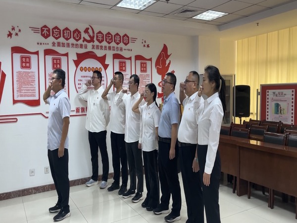 陜煤建設(shè)煤礦運(yùn)營服務(wù)分公司機(jī)關(guān)黨支部：開展“重溫誓詞  銘記初心”主題黨日活動