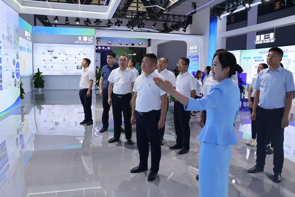 陜煤建設(shè)赴第八屆絲博會現(xiàn)場參觀學習