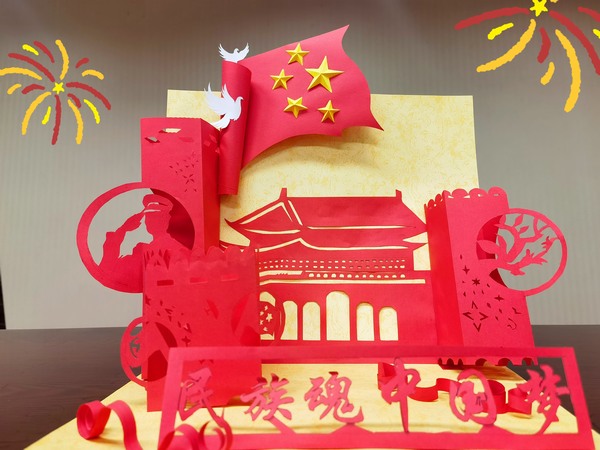 陜煤建設路橋分公司職工用創意作品喜迎國慶佳節到來