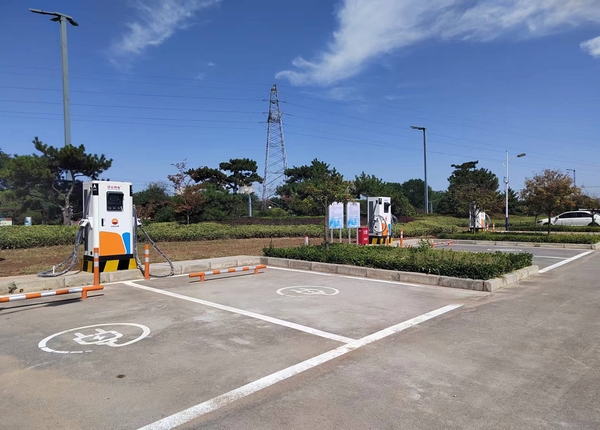 陜煤建設川耀公司:崔仙服務區(qū)充電樁安裝,為綠色出行“加油”