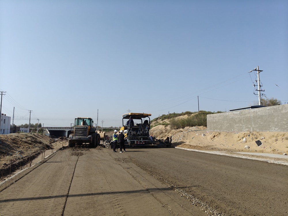 陜煤建設(shè)路橋分公司物流園區(qū)二號(hào)進(jìn)場(chǎng)道路大干快上,吹響項(xiàng)目建設(shè)“沖鋒號(hào)”
