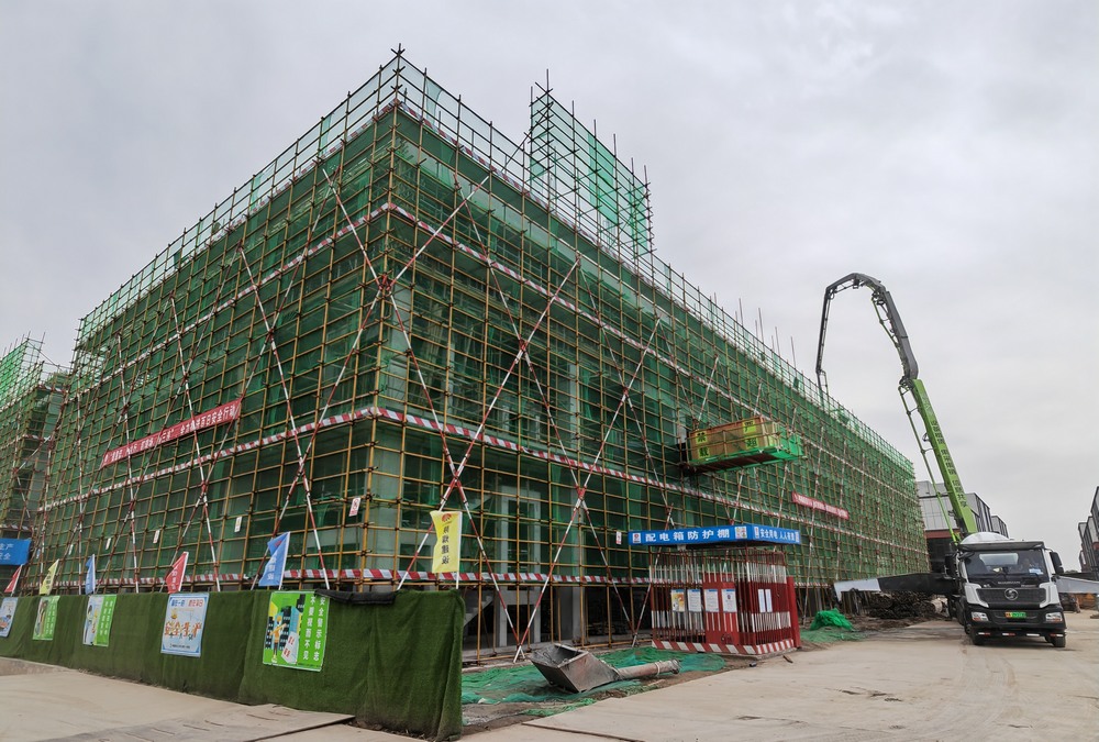 陜煤建設天工公司承建的中南高科·西安秦漢智康云谷基地項目14#、15#樓工程主體結構順利封頂