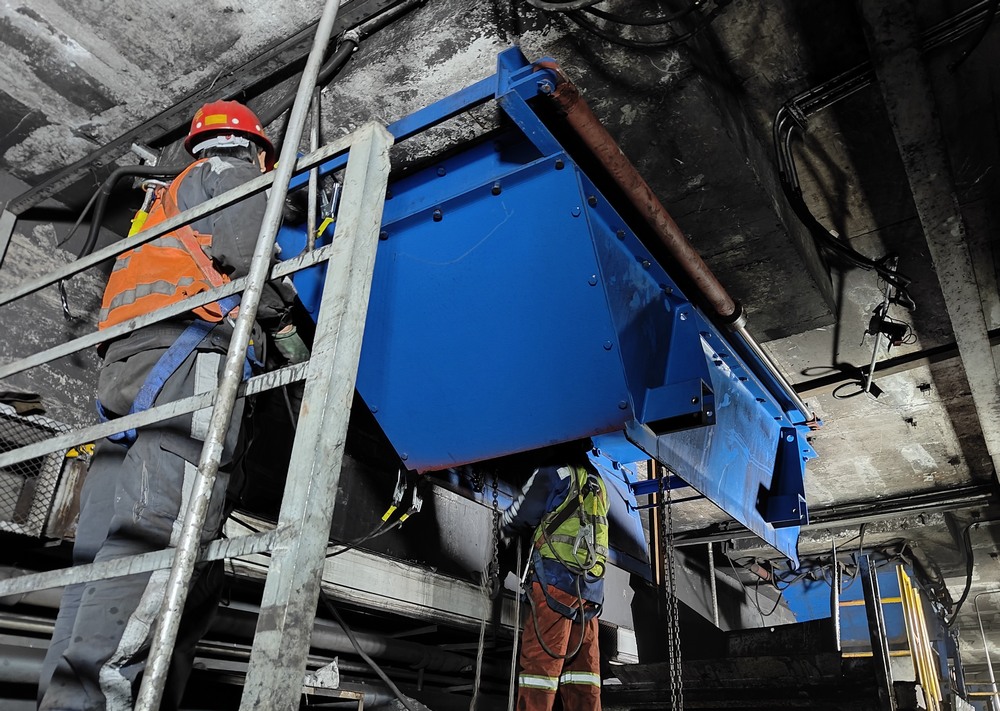 陜煤建設洗選煤運營分公司第二項目部：落煤塔暗道給煤機更換工程順利竣工，助力煤礦高效生產