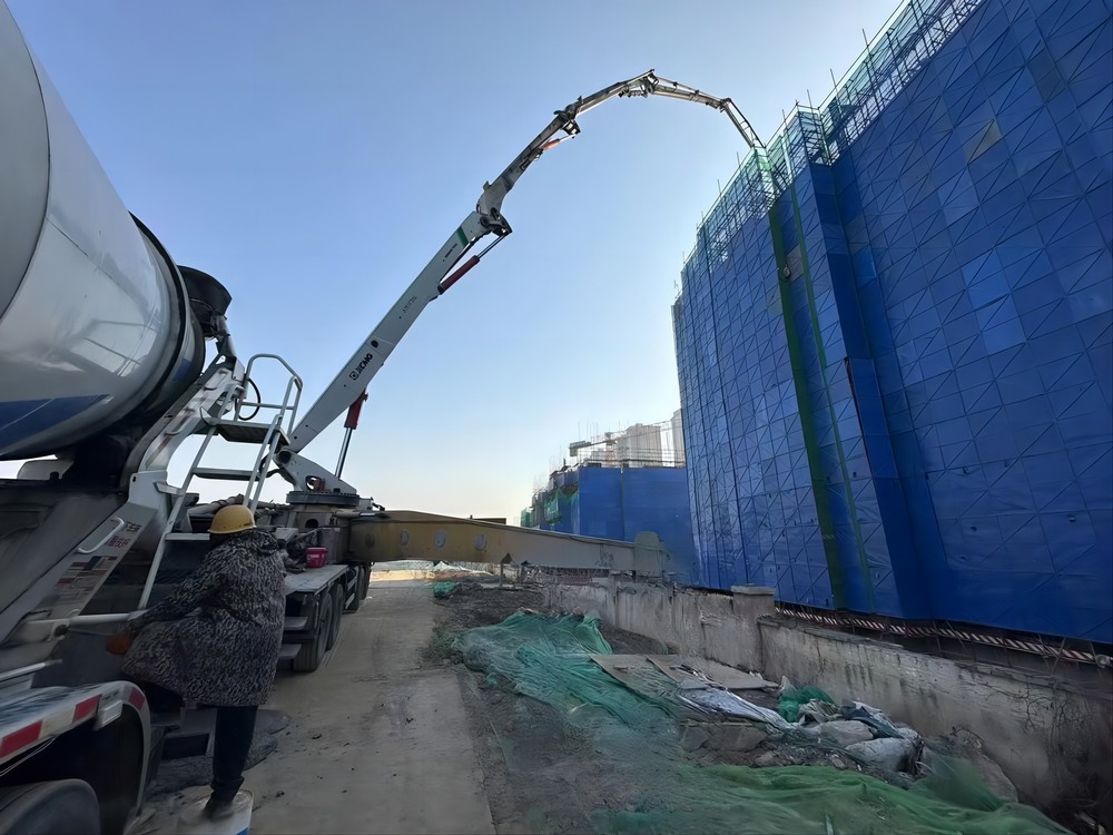 陜煤建設天工公司承建的大秦·山水逸境項目1#、2#樓工程主體結構順利封頂