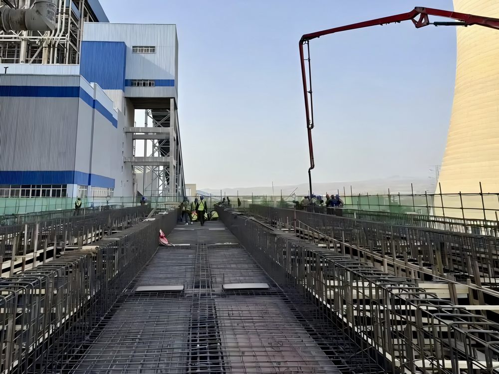 陜煤建設機電安裝公司新能源項目部1號機組冷端優化項目主體框架結構圓滿封頂