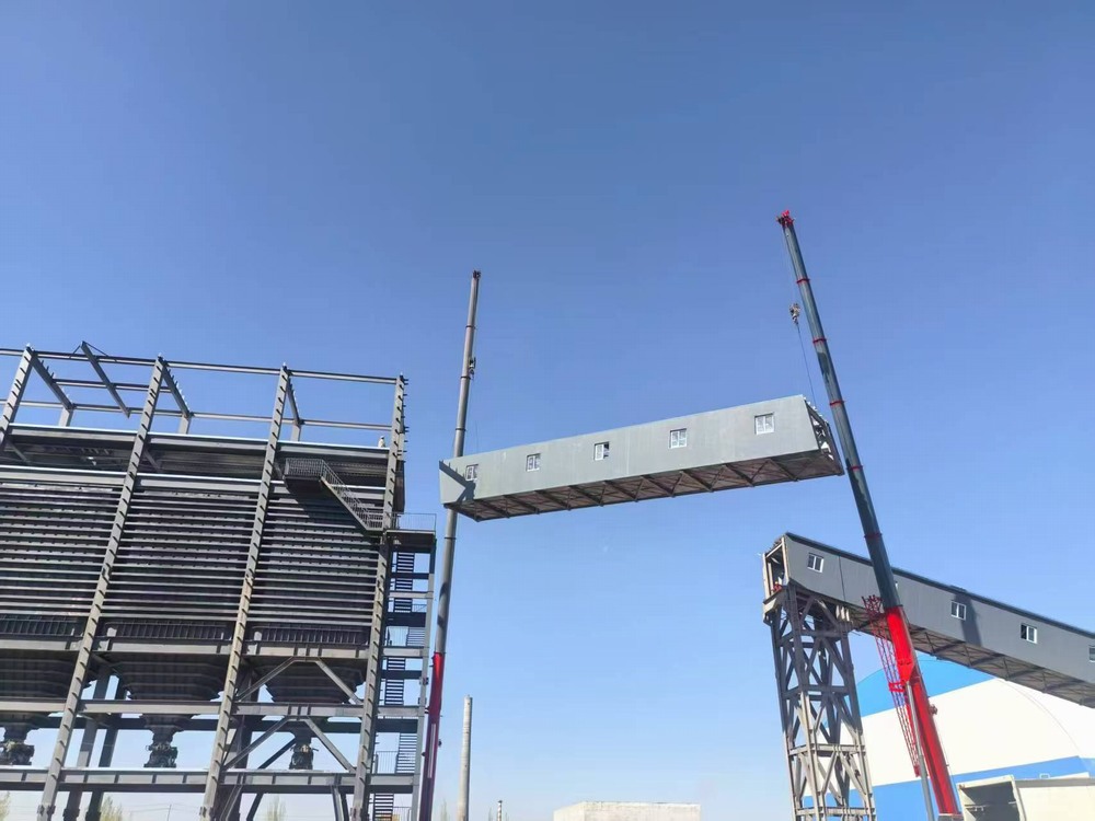 陜煤建設天工公司新疆第一項目部：雙機協作展絕技，棧橋凌空貫長虹