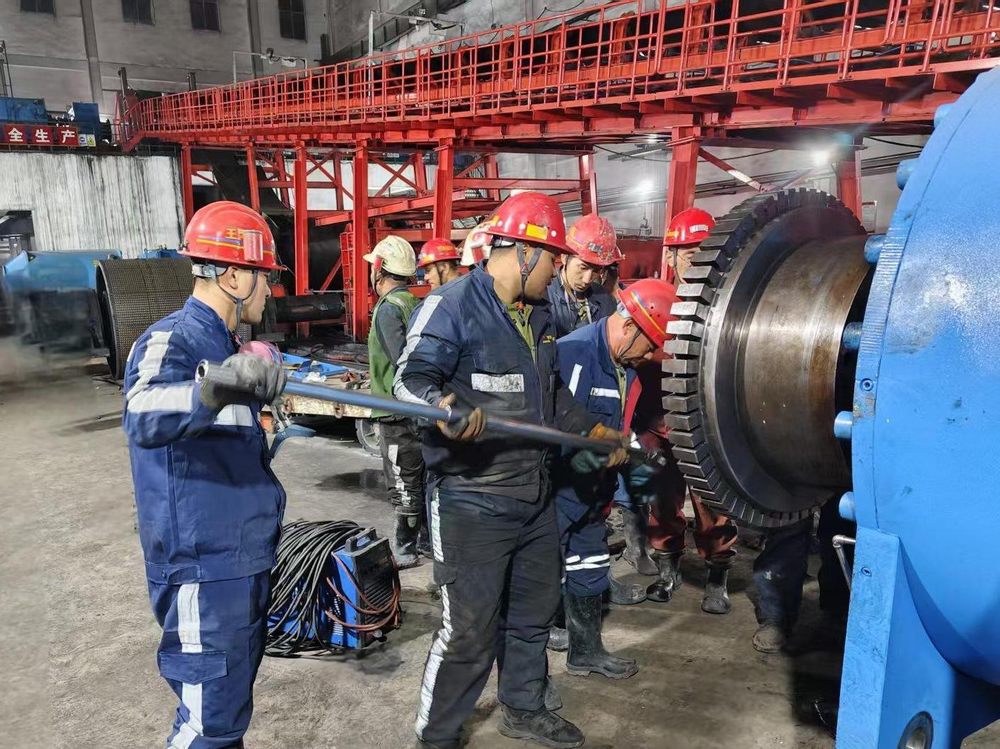 陜煤建設機電安裝公司提前8小時完成可可蓋礦井主斜井卸載滾筒更換工程