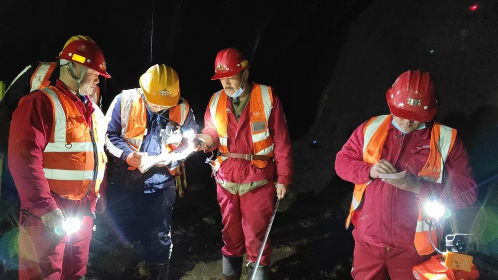 陜煤建設(shè)礦建三公司:請(qǐng)收看!“五一”勞動(dòng)特寫