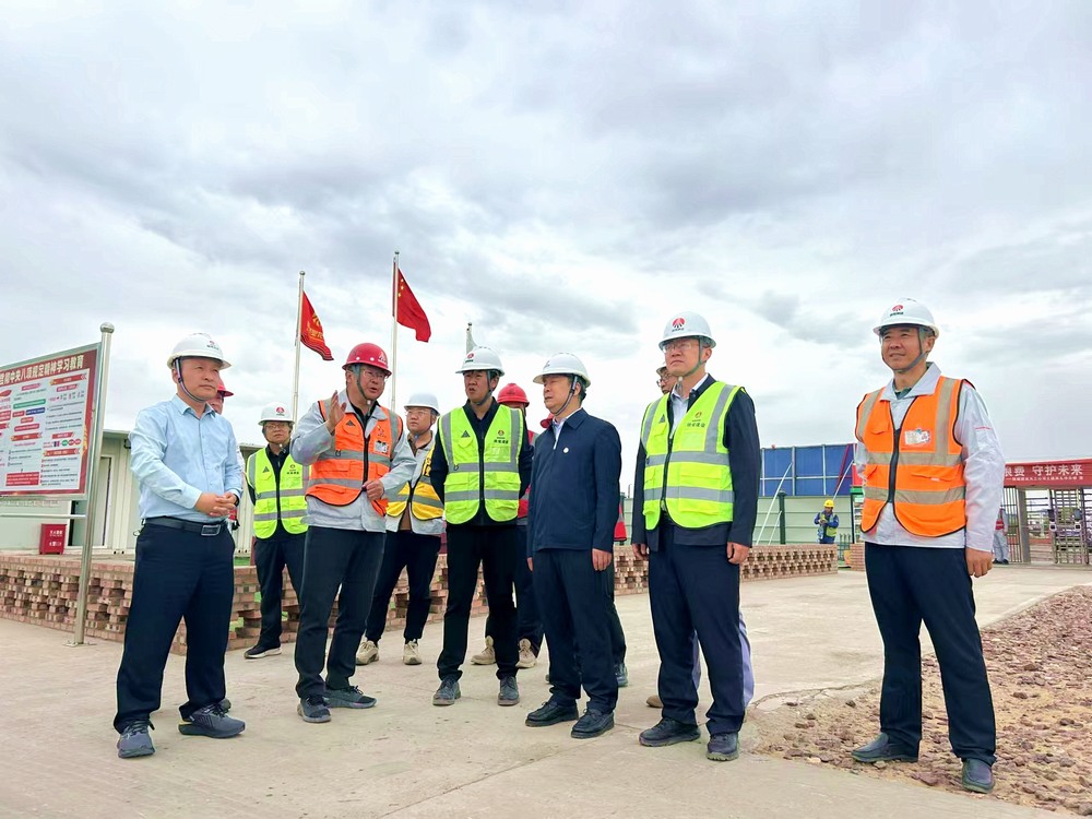 陜煤集團工程總監、基本建設管理部總經理李仰東深入榆林化學二期項目檢查指導