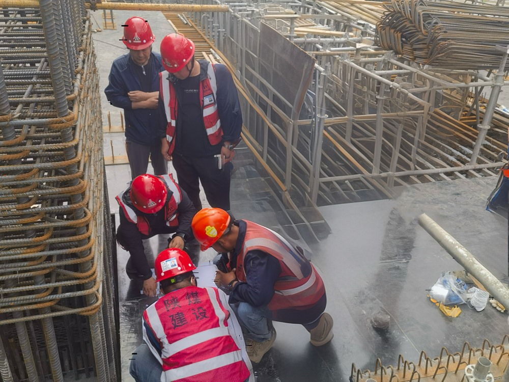 陜煤建設(shè)與浙江二建跨項(xiàng)目聯(lián)動 ，聚焦汽機(jī)預(yù)埋螺栓施工技術(shù)攻堅(jiān)