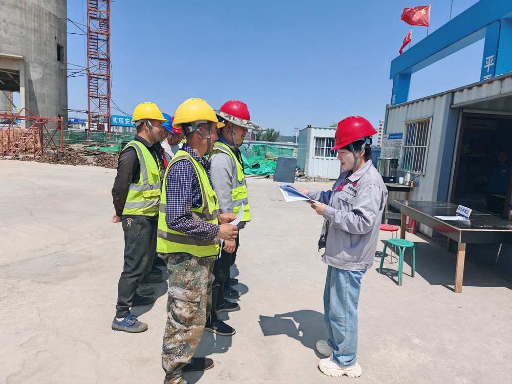 陜煤建設韓城分公司：玫瑰鏗鏘護安全 巾幗芳華鑄防線